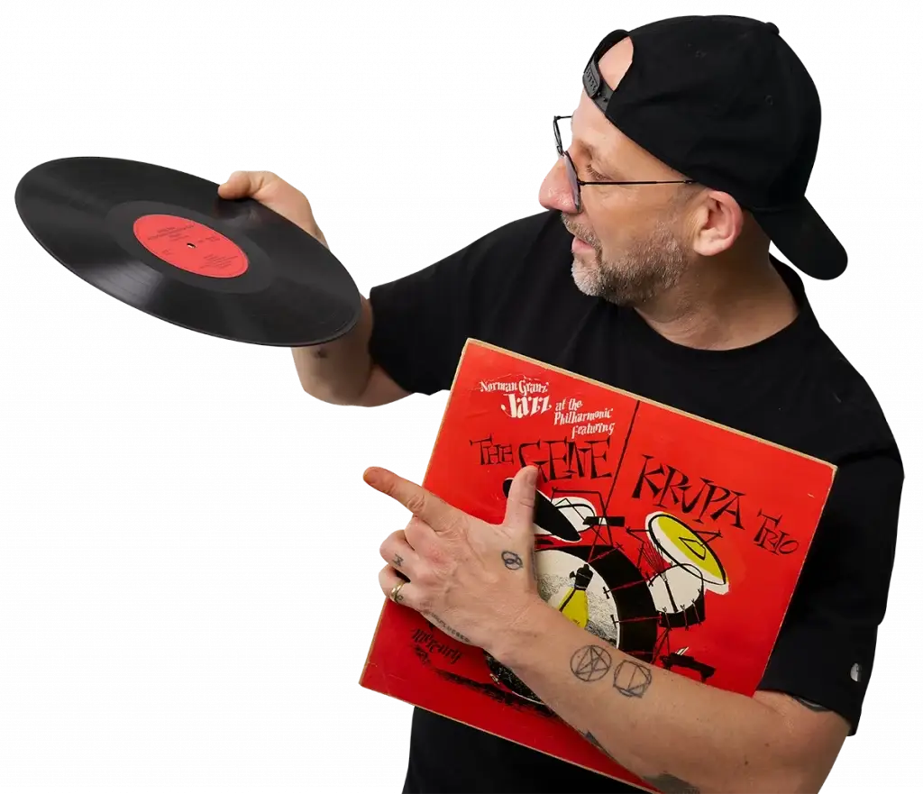 Kritischer Blick auf eine Schallplatte bei der Einschätzung